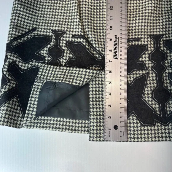 Carlisle Collection Grey/White houndstooth skirt w/applique. SZ 6. Like New! - Picture 7 of 12